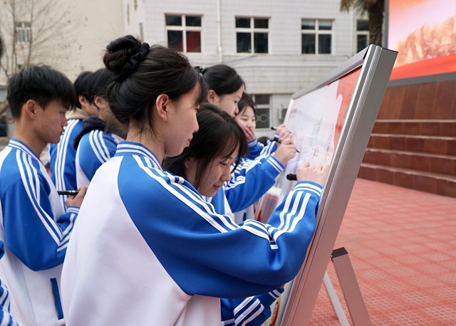 各團學干部、優秀團員代表、志愿者代表在“學雷鋒”承諾板上簽名.jpg